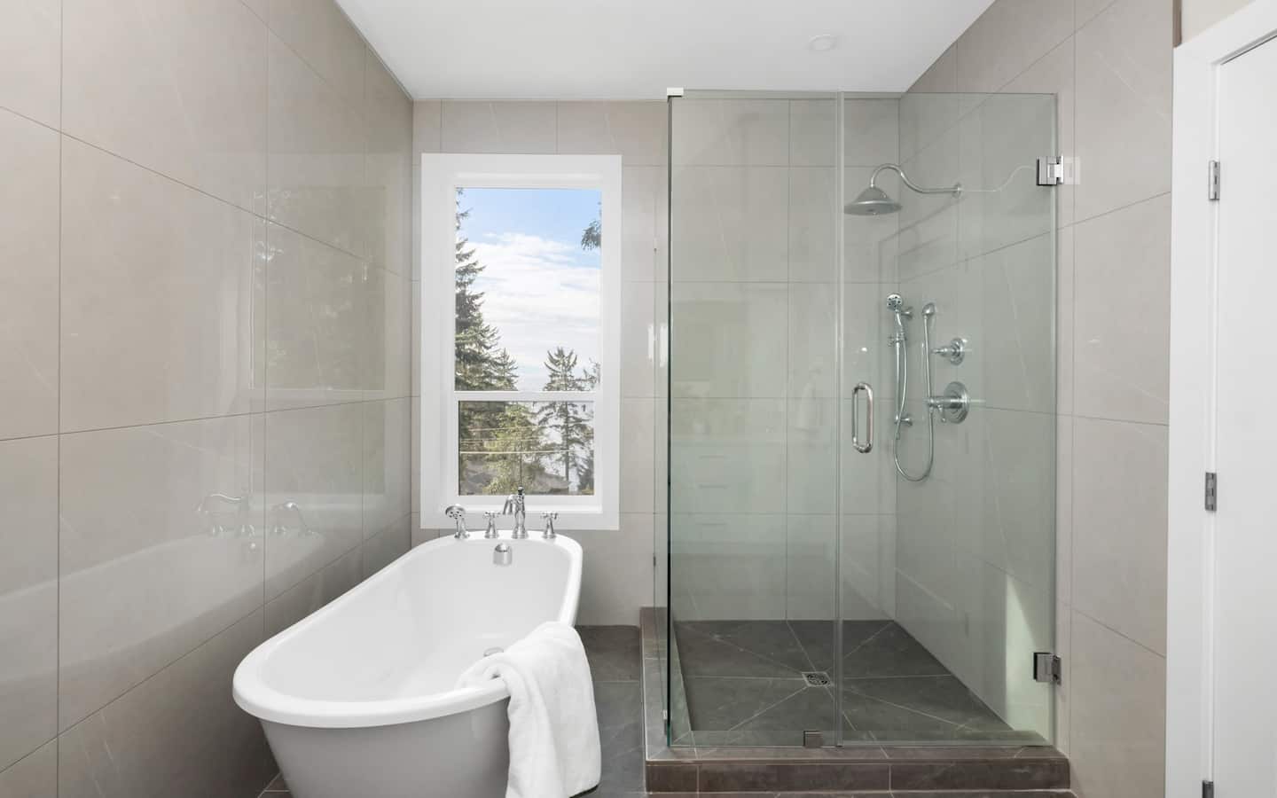 West Coast Retreat w Hot Tub! — photo 8