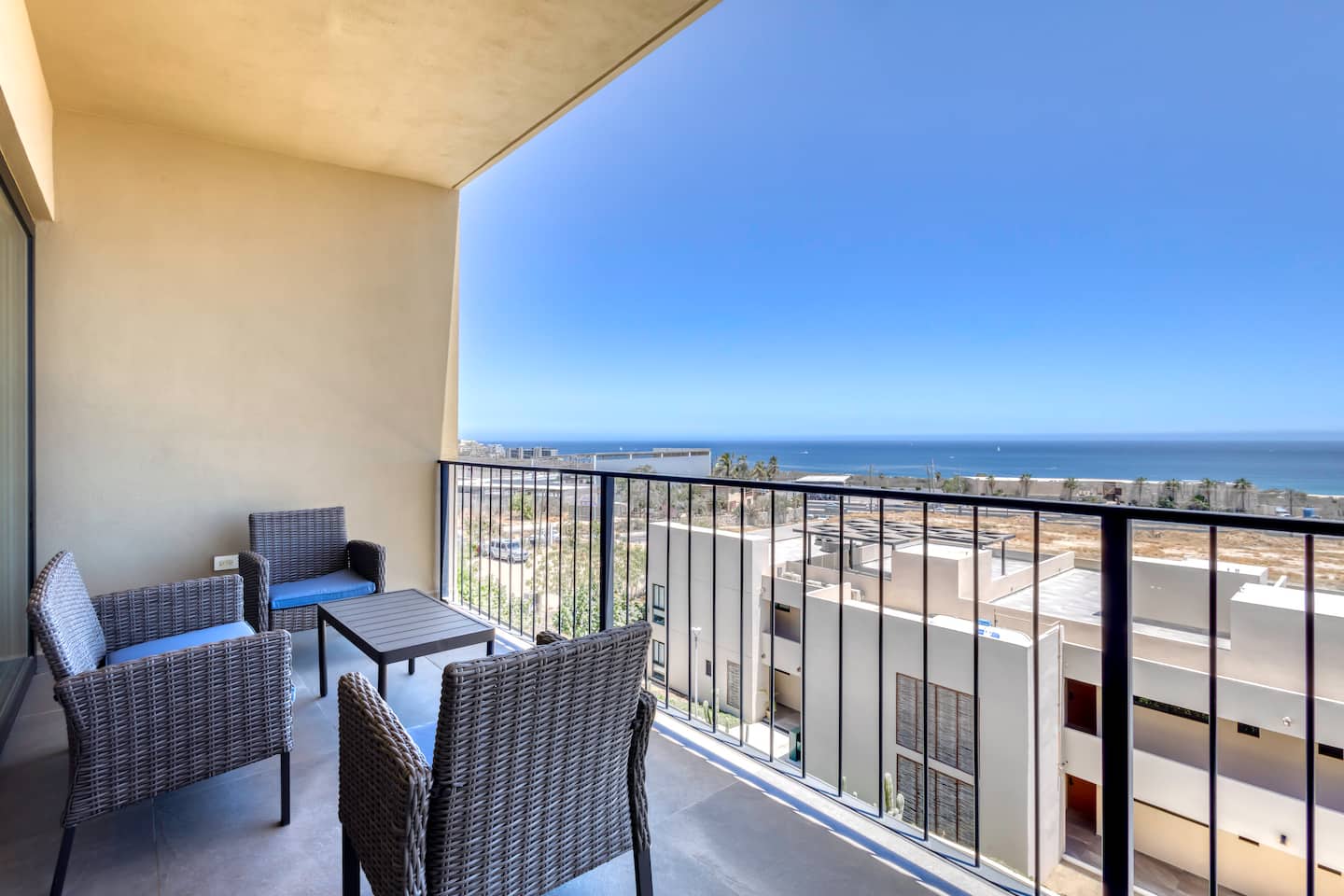 Iconic Arch Views | Modern Design — photo 19