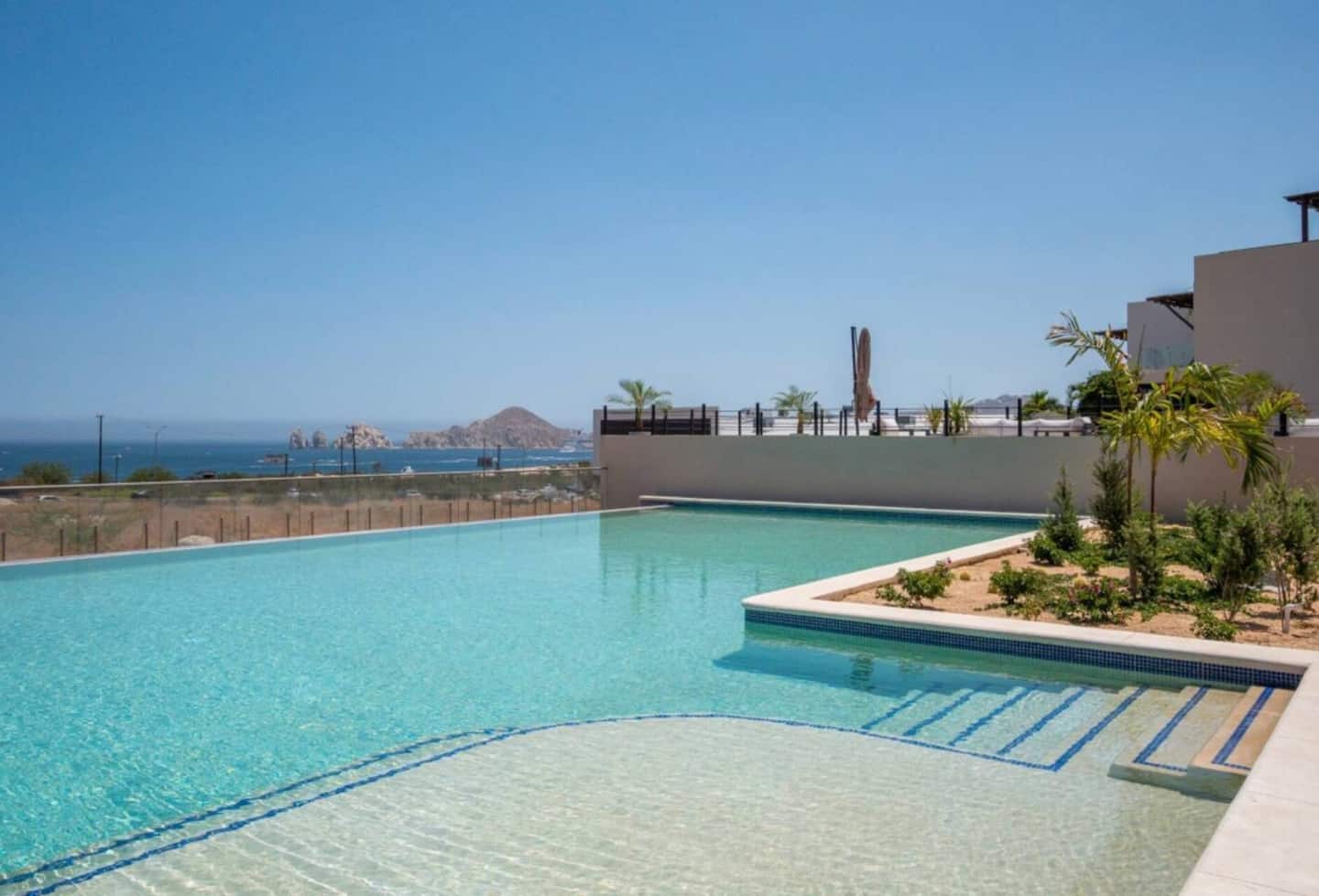 Iconic Arch Views | Modern Design — photo 3