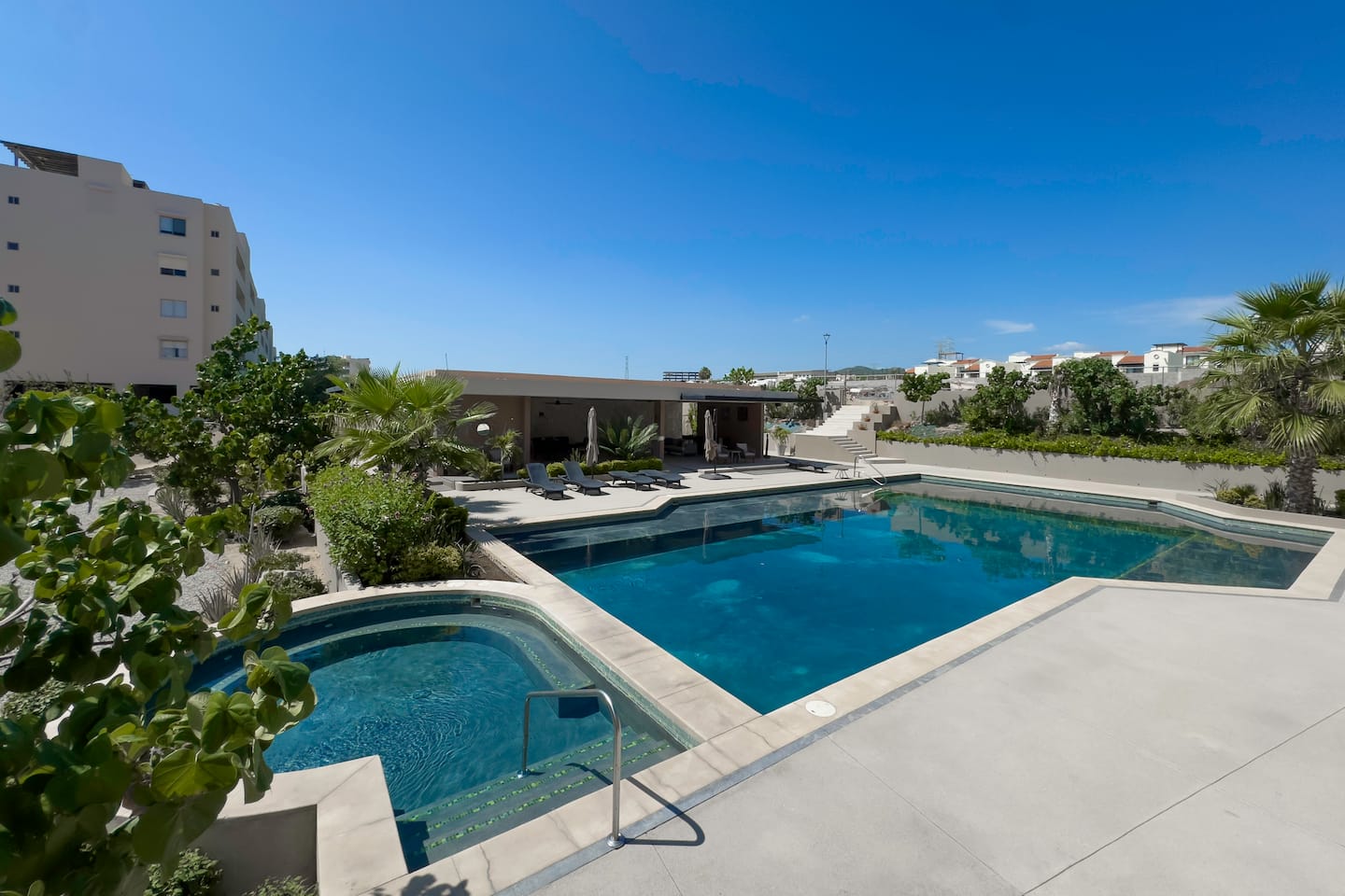 Iconic Arch Views | Modern Design — photo 22