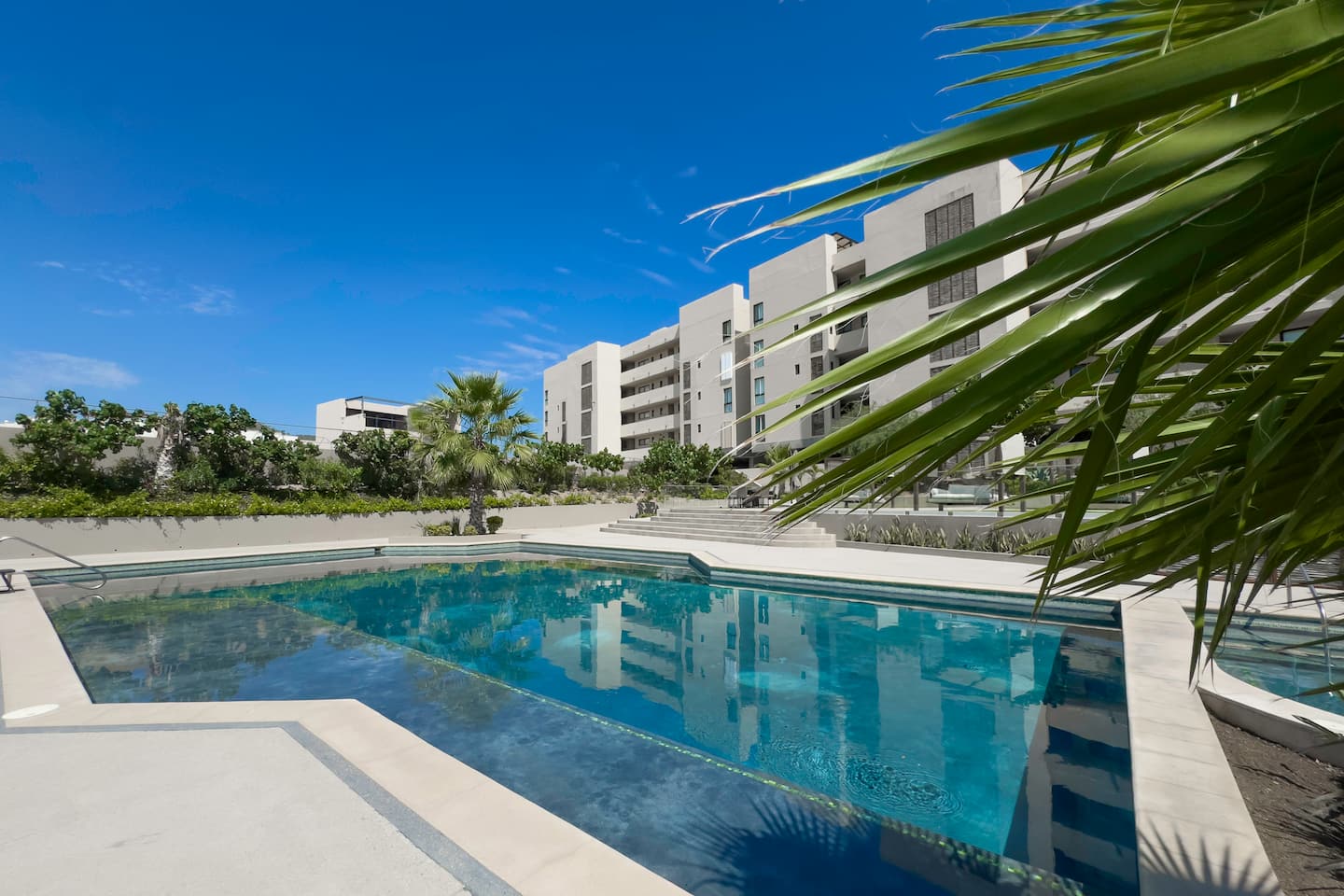 Iconic Arch Views | Modern Design — photo 23