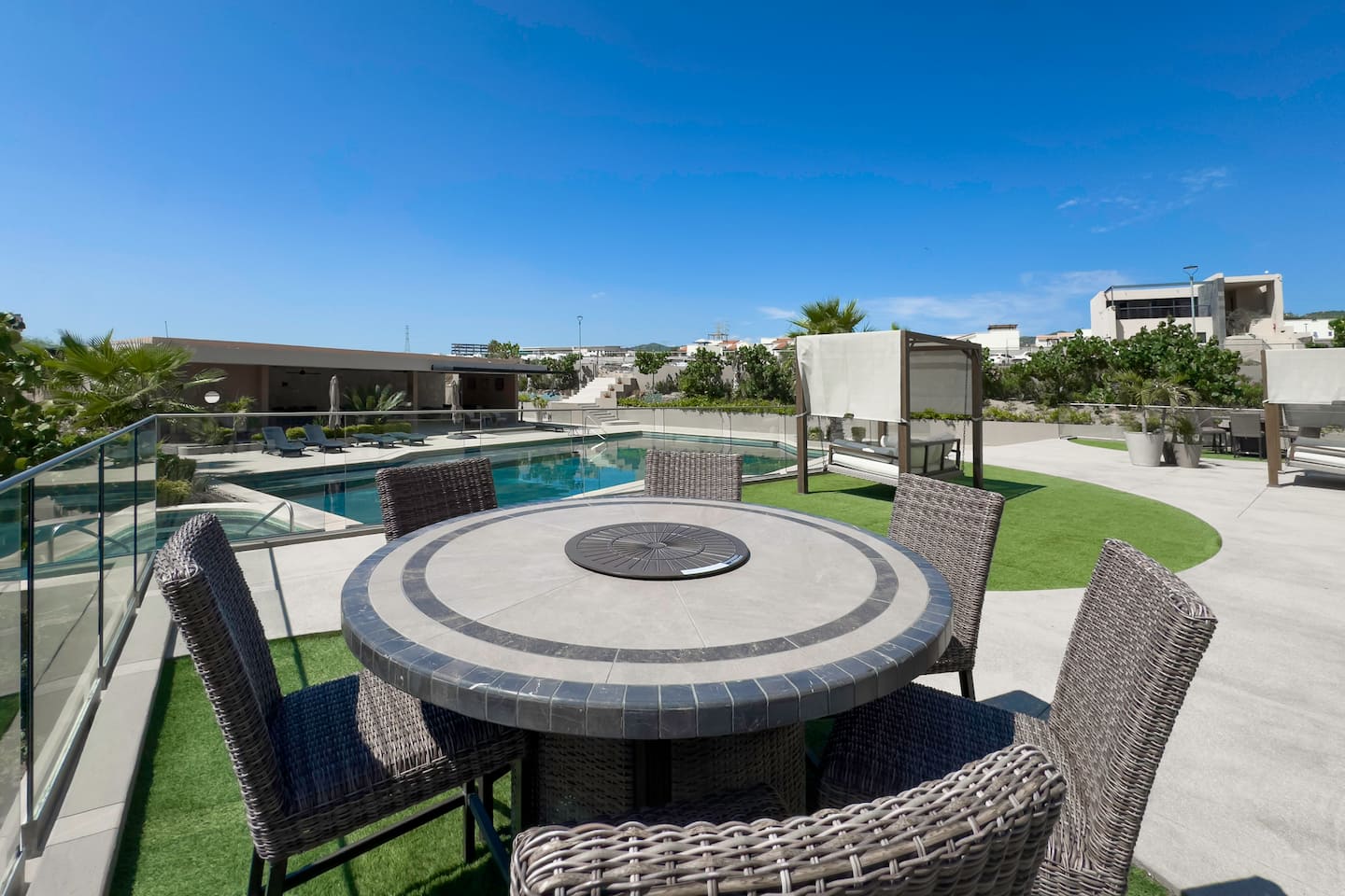 Iconic Arch Views | Modern Design — photo 24
