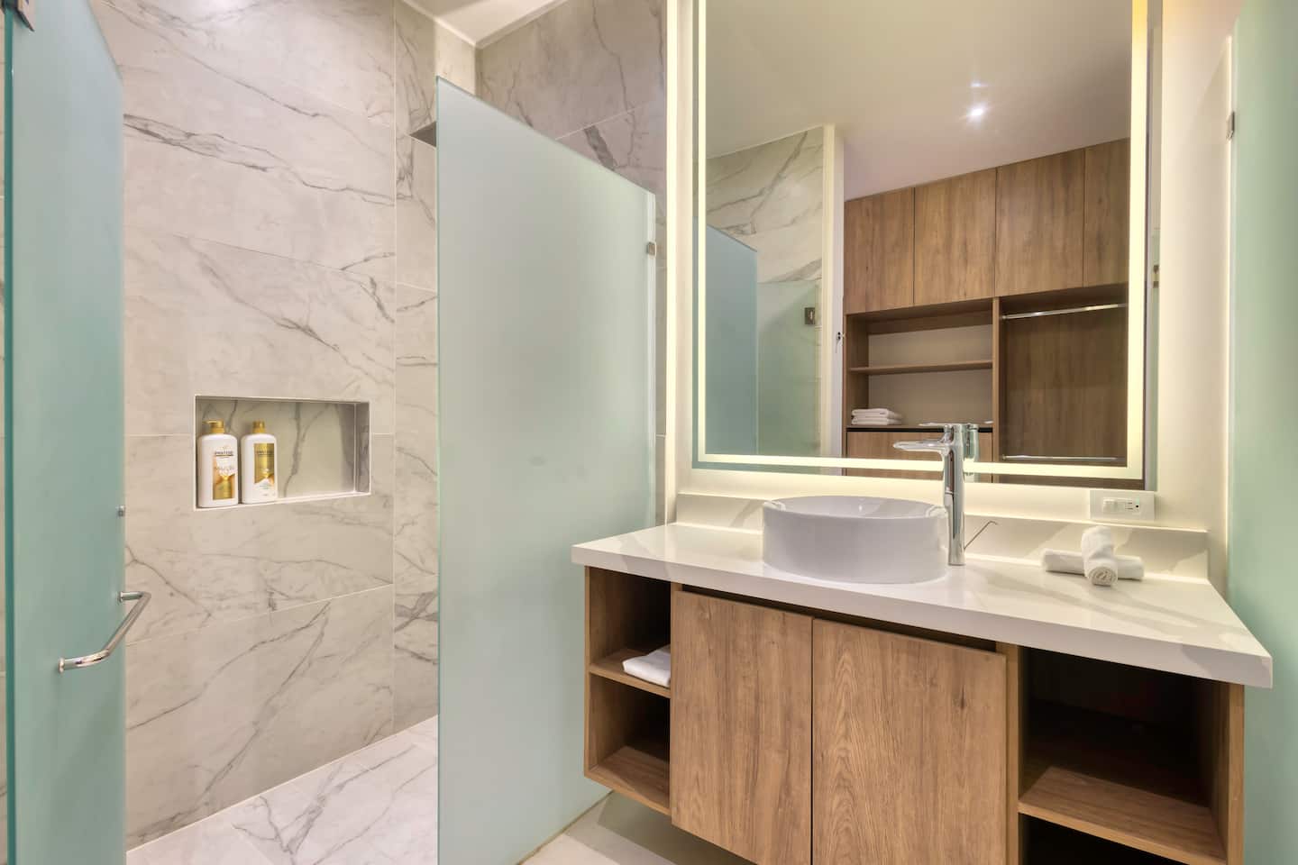 Iconic Arch Views | Modern Design — photo 26