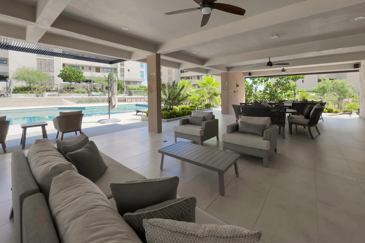 Iconic Arch Views | Modern Design — photo 27