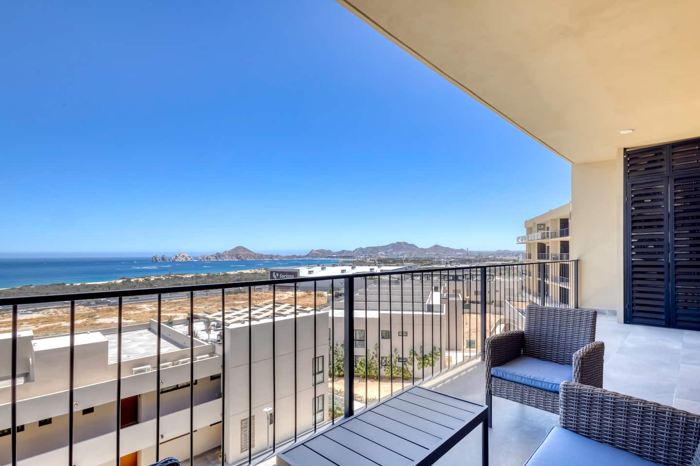 Iconic Arch Views | Modern Design — photo 4