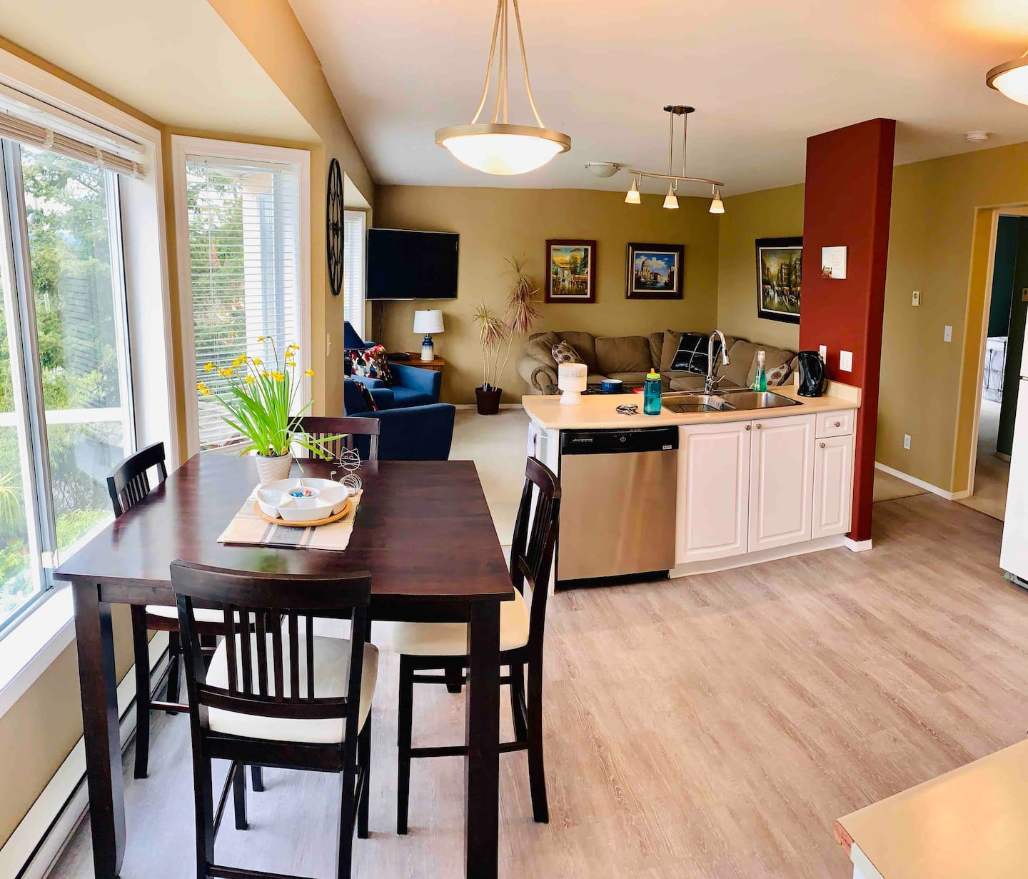 Halcyon House Tully’s Spacious 3-Bedroom — photo 5