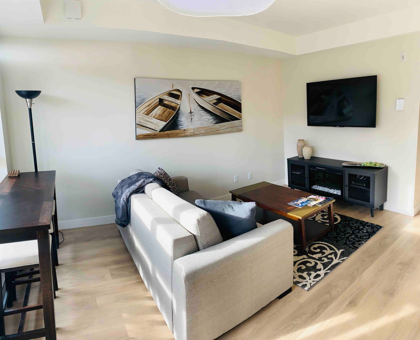 Vibrant Victoria: 1BR Condo in Downtown Hub — photo 2