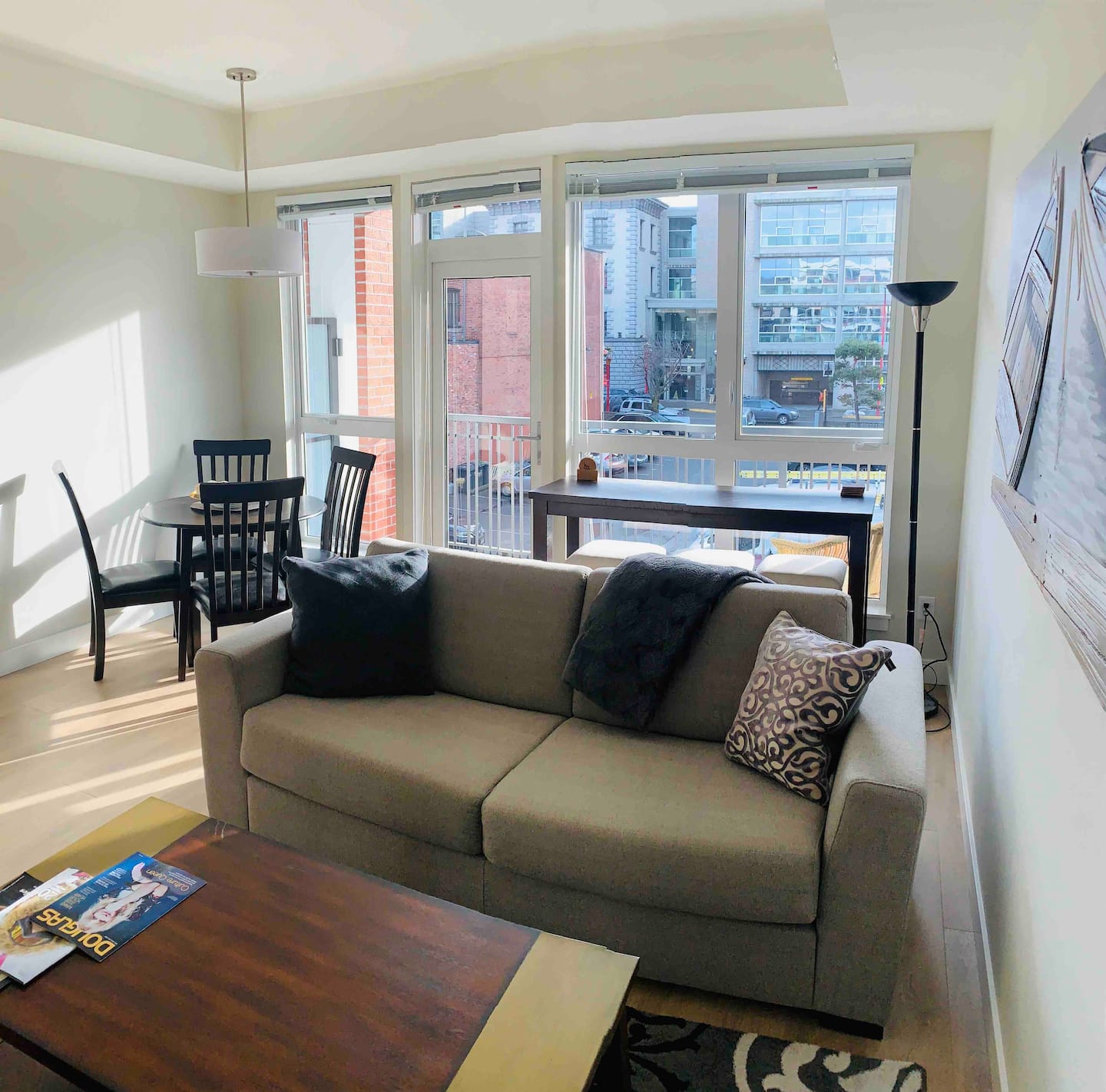 Vibrant Victoria: 1BR Condo in Downtown Hub — photo 3