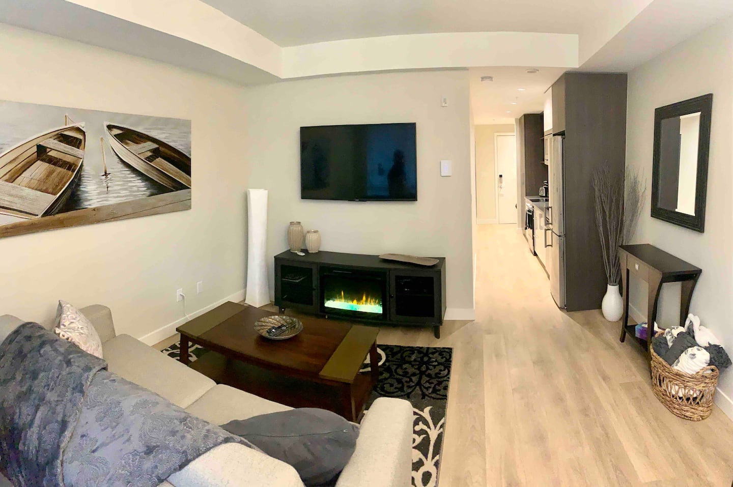 Vibrant Victoria: 1BR Condo in Downtown Hub — photo 4