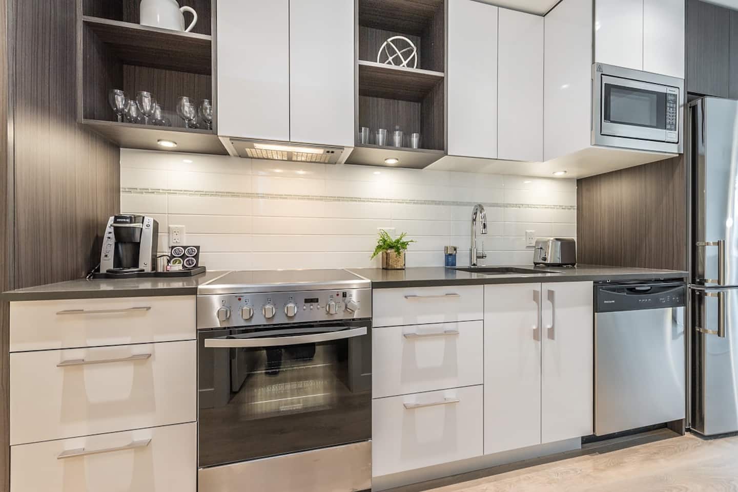 Vibrant Victoria: 1BR Condo in Downtown Hub — photo 7