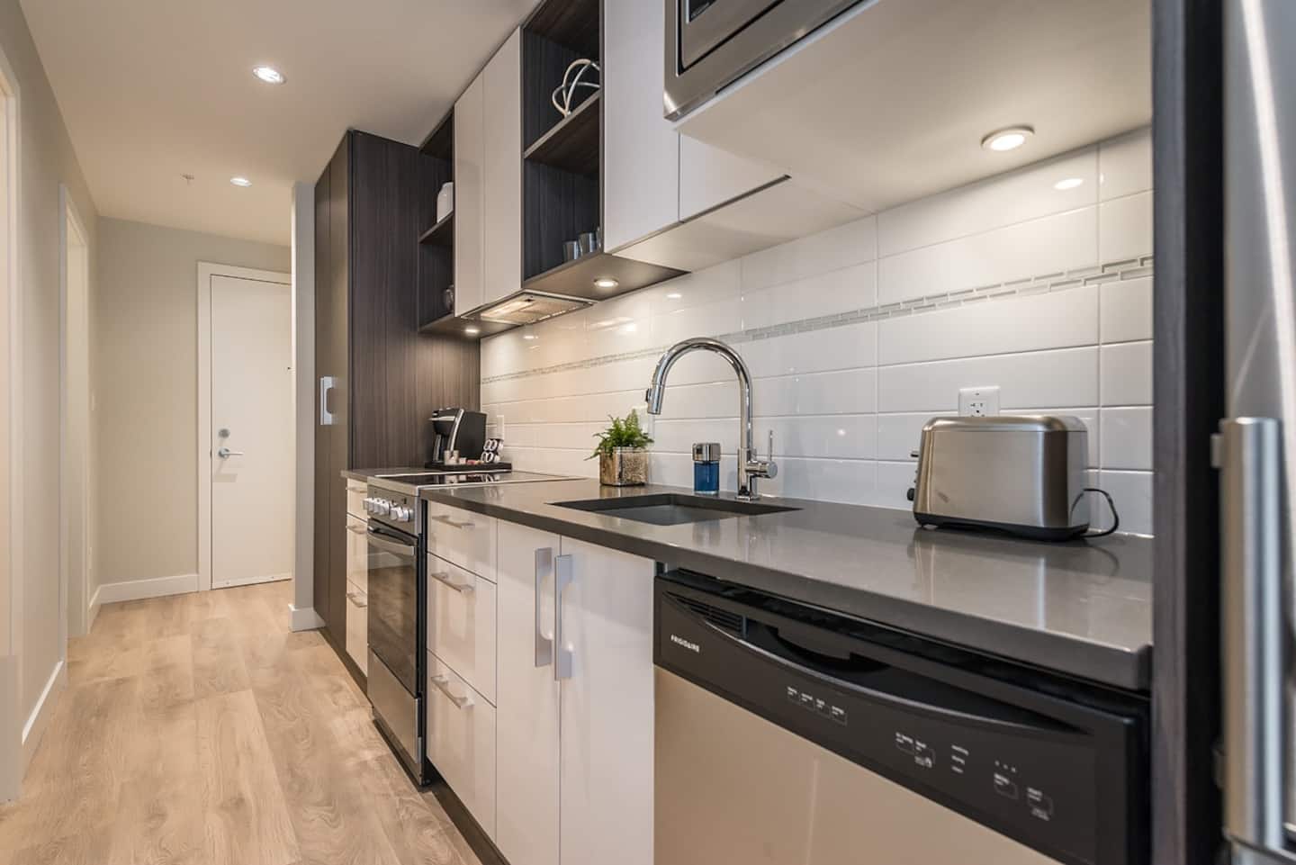 Vibrant Victoria: 1BR Condo in Downtown Hub — photo 8