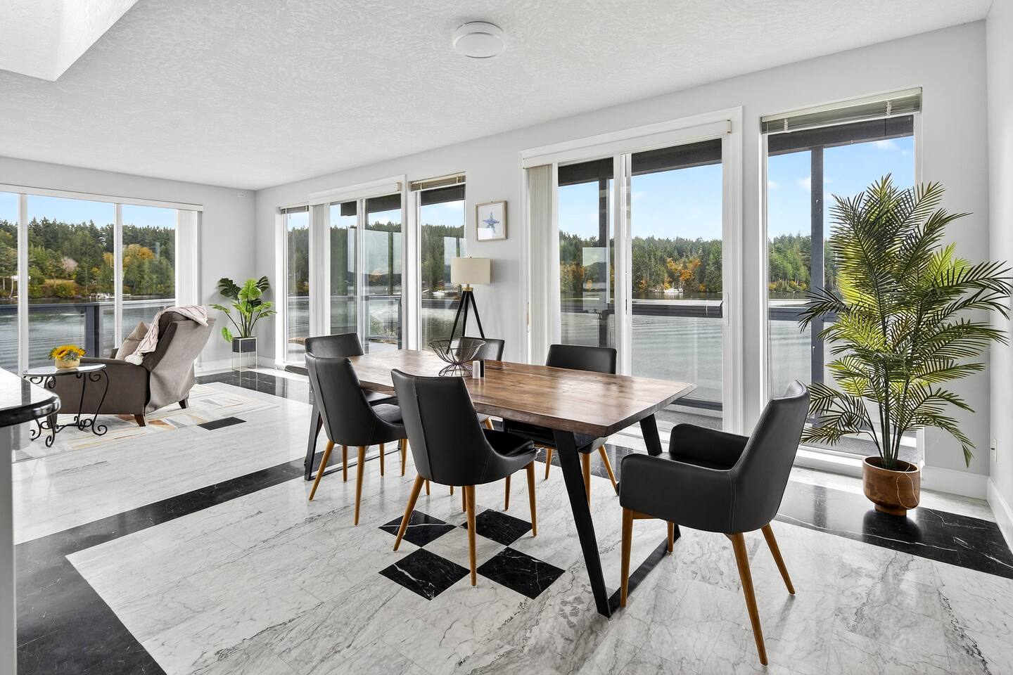 Victoria's Sea-Cret Stunning Oceanfront Home — photo 4