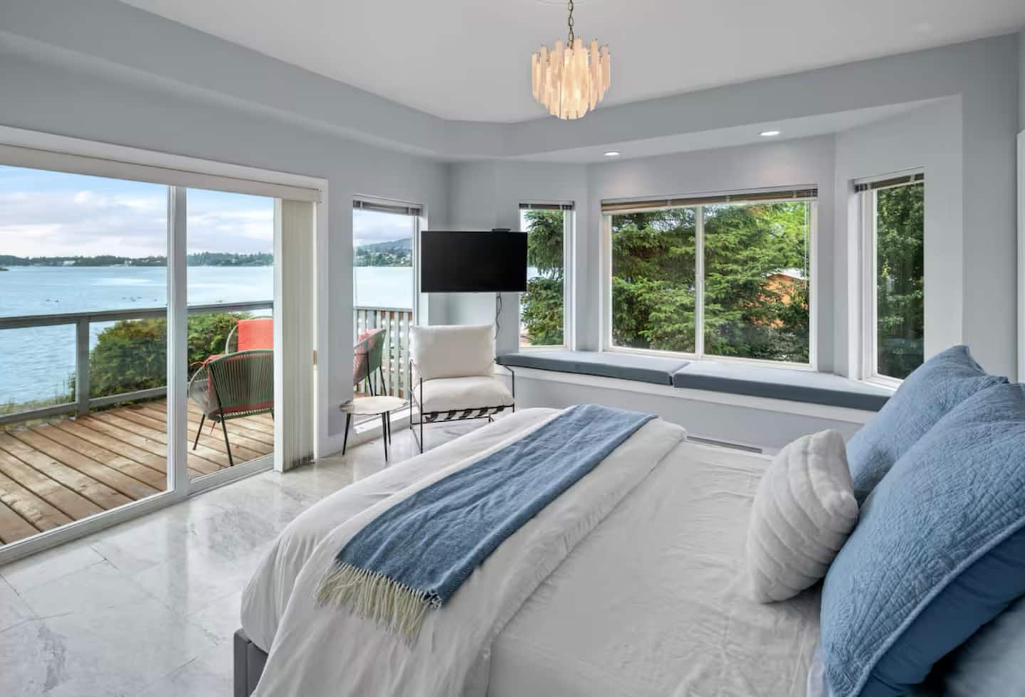 Victoria's Sea-Cret Stunning Oceanfront Home — photo 31