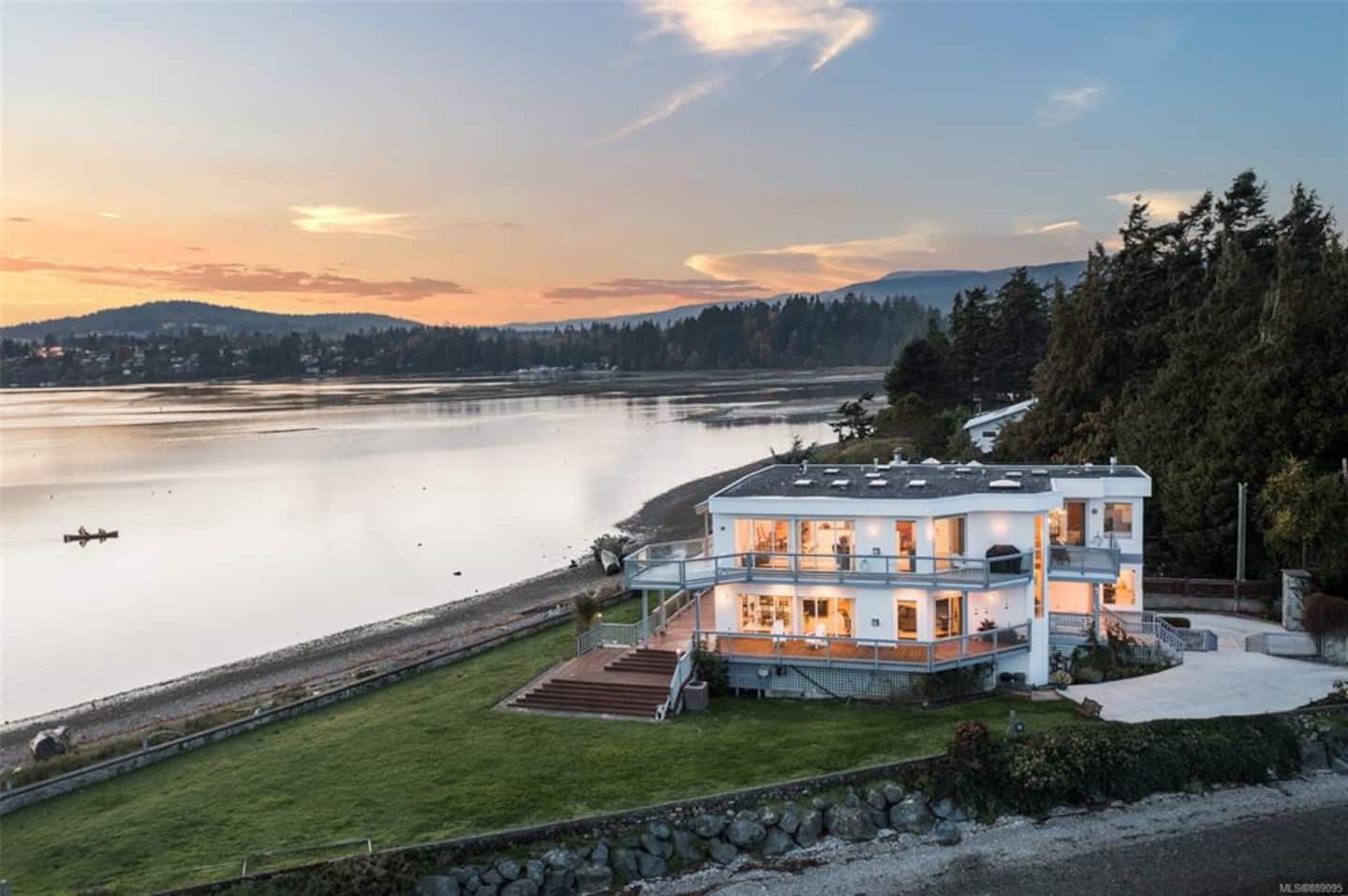 Victoria's Sea-Cret Stunning Oceanfront Home — photo 5