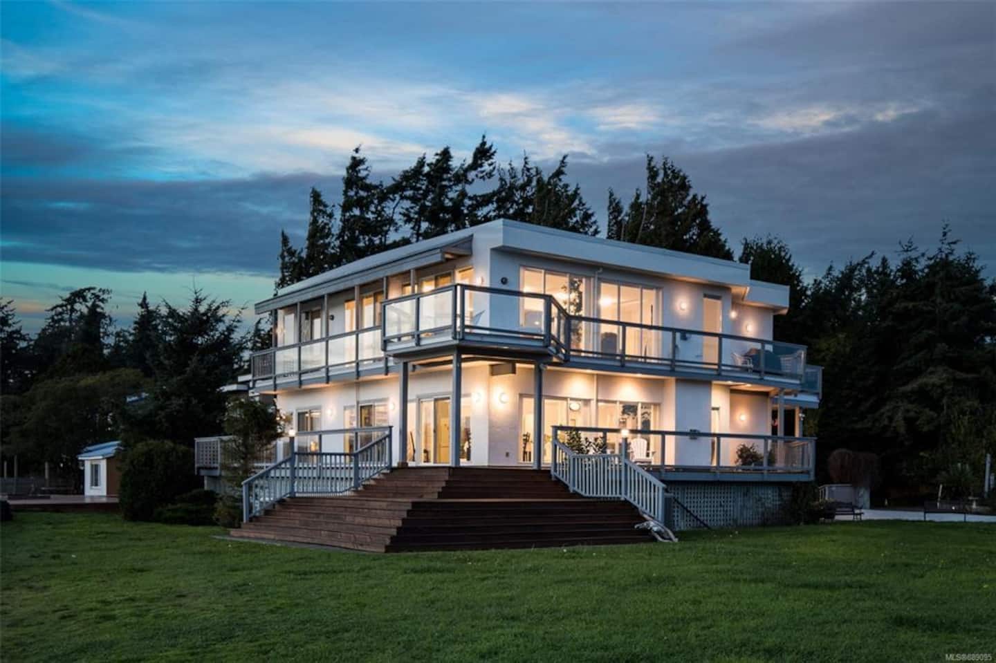 Victoria's Sea-Cret Stunning Oceanfront Home — photo 6