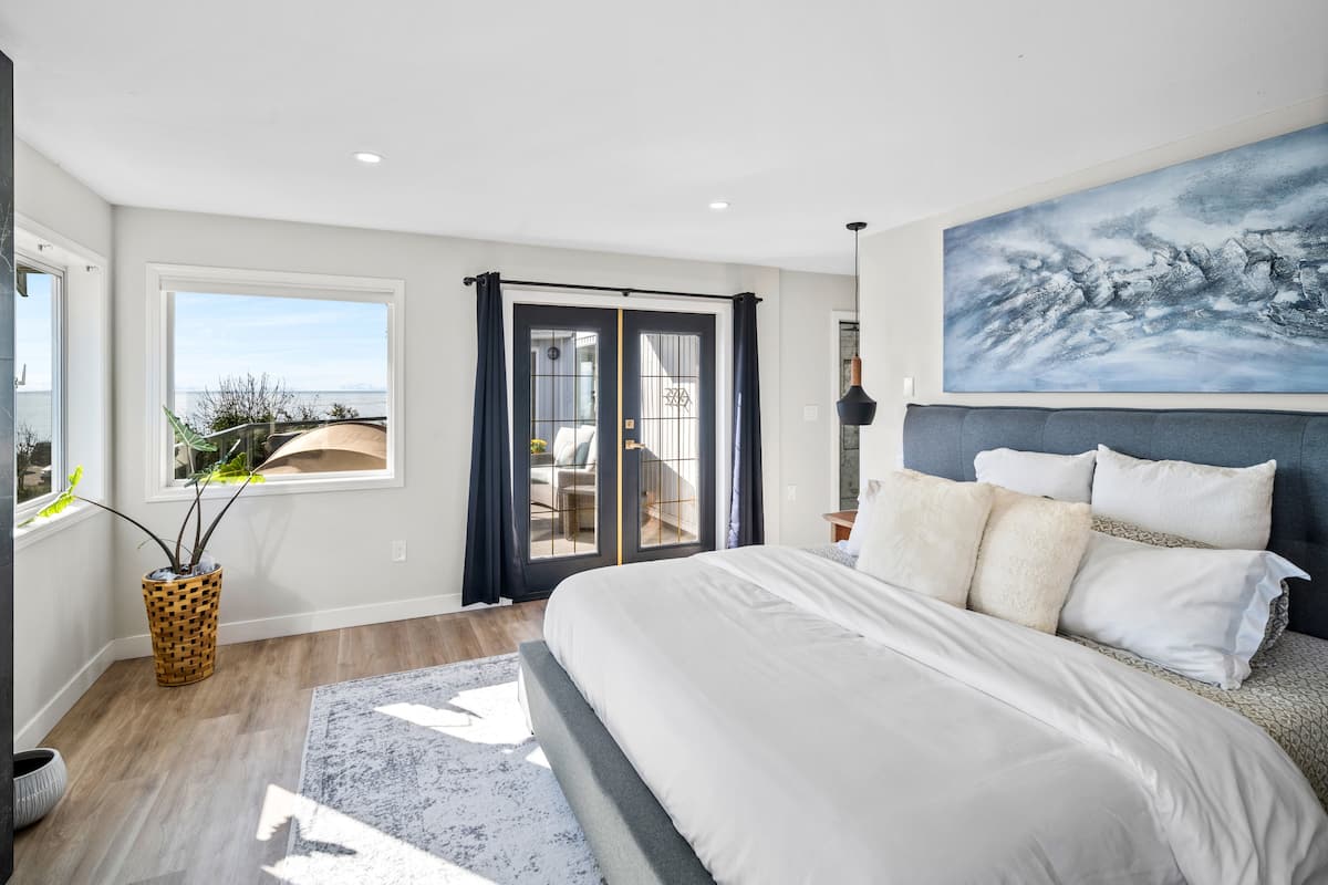 Beachfront, Hot Tub, King Beds. — photo 10