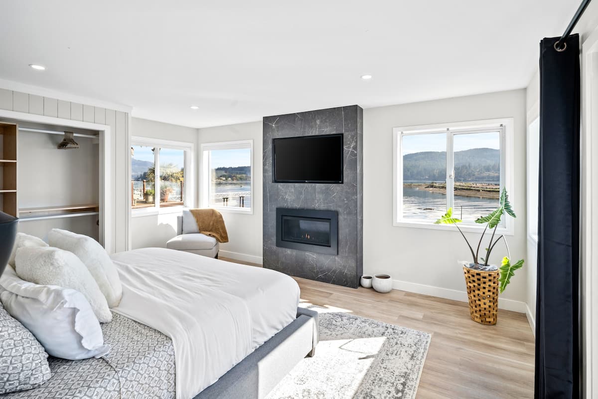 Beachfront, Hot Tub, King Beds. — photo 12