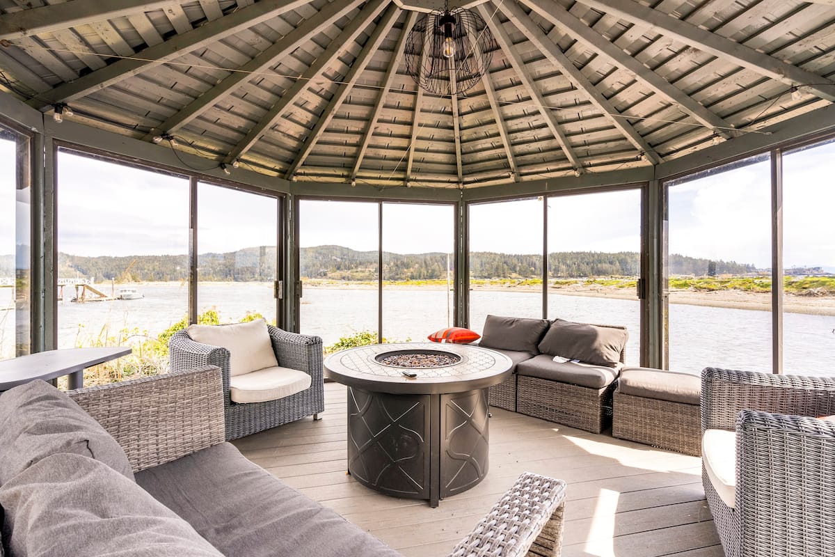 Beachfront, Hot Tub, King Beds. — photo 2