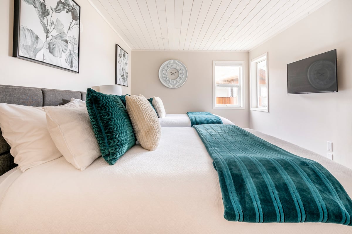 Beachfront, Hot Tub, King Beds. — photo 15