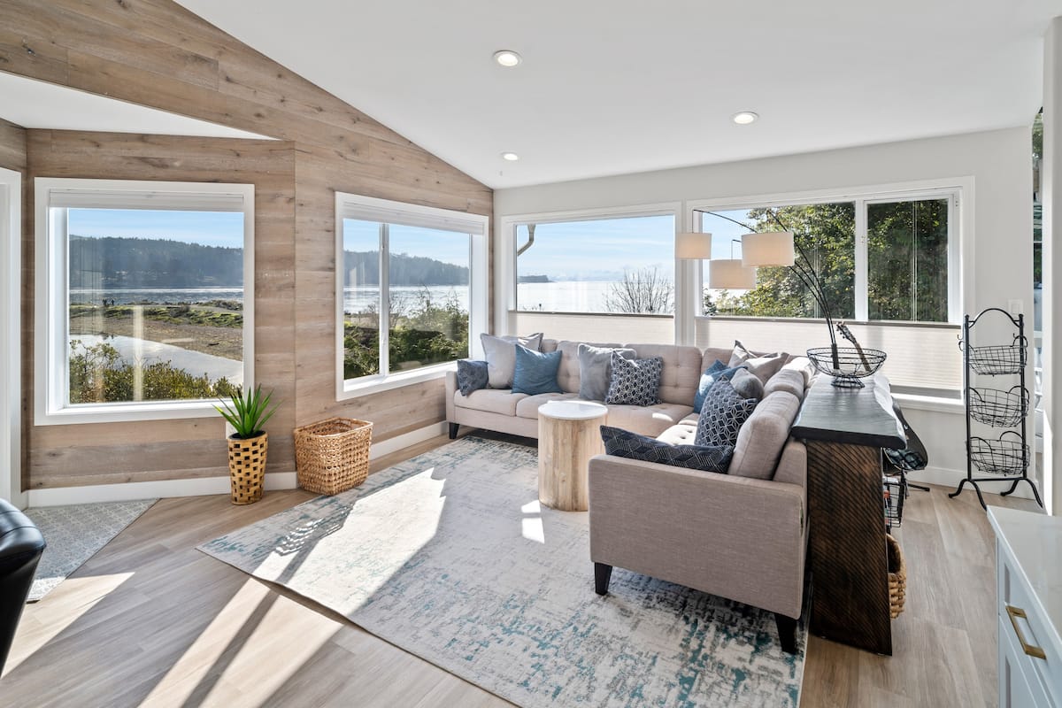 Beachfront, Hot Tub, King Beds. — photo 14