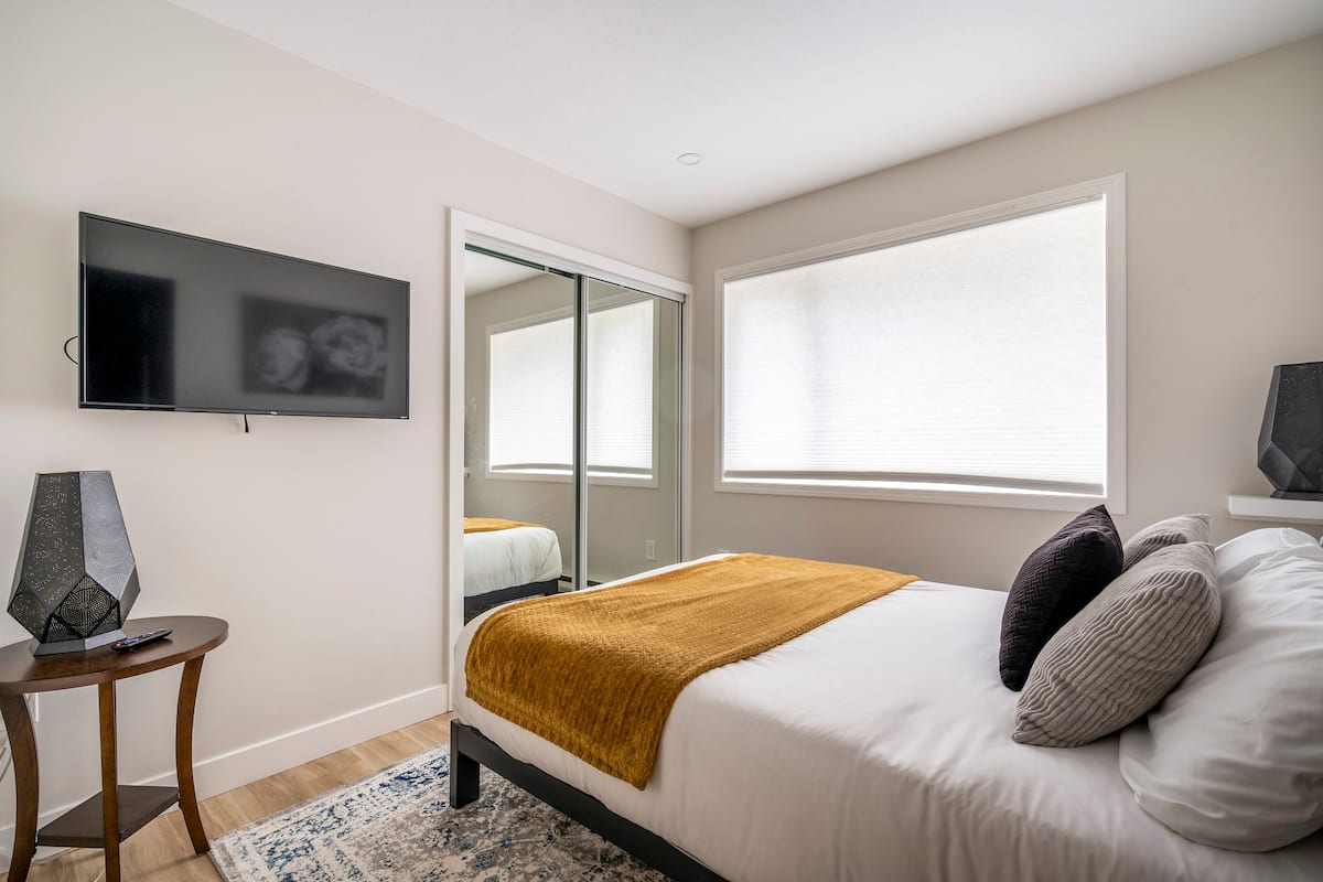 Beachfront, Hot Tub, King Beds. — photo 17