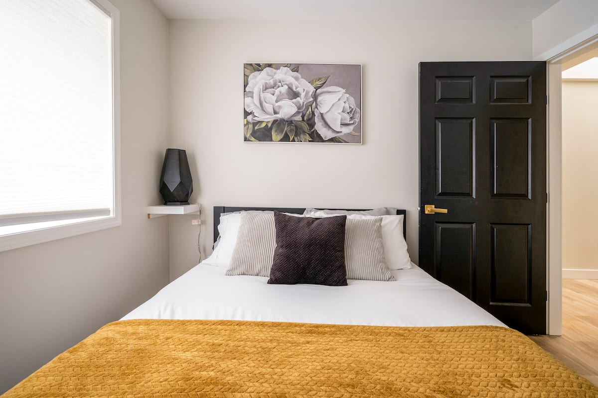 Beachfront, Hot Tub, King Beds. — photo 18